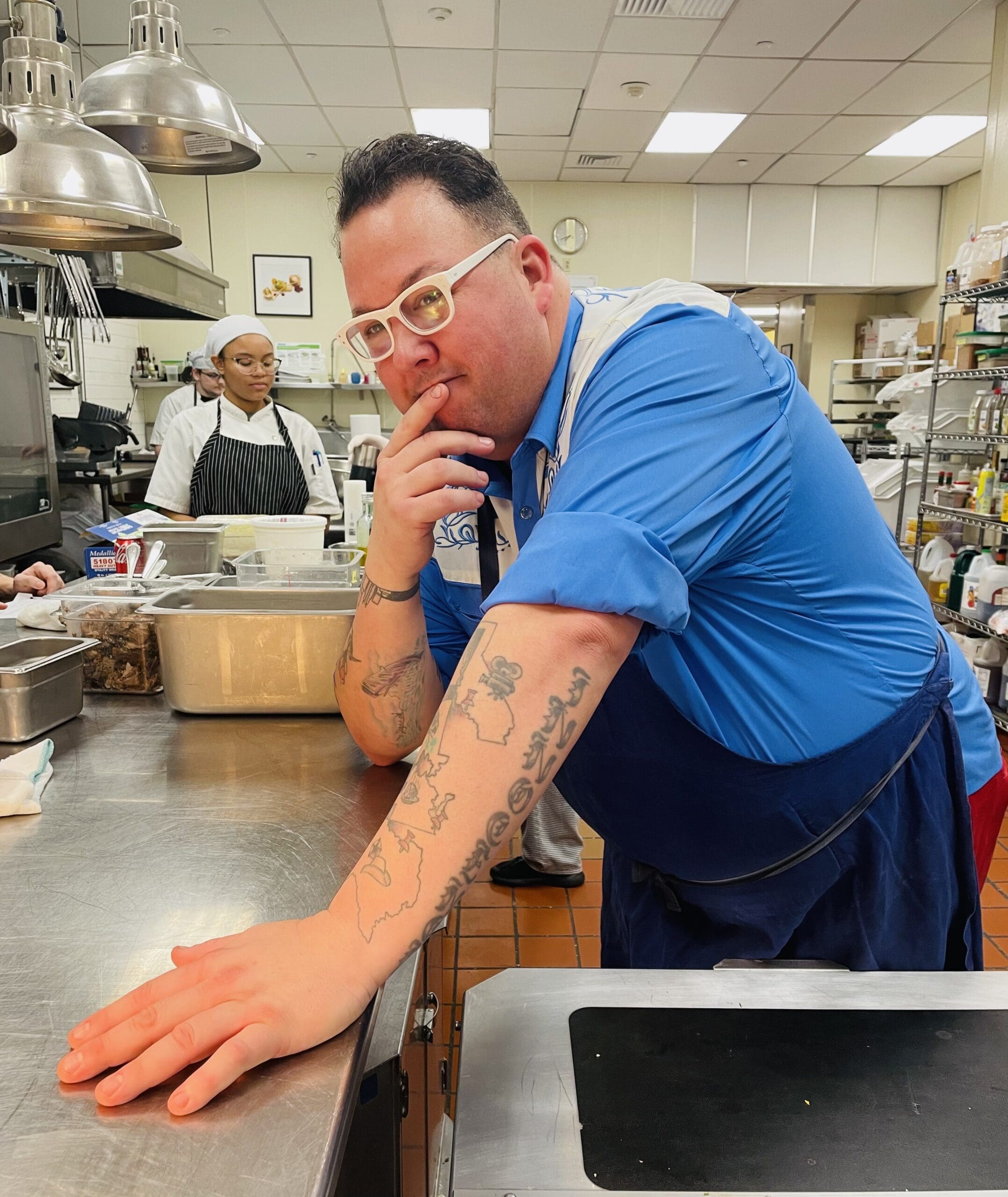 Far out – Chef Graham Elliot takes time out to strike his signature pose. (Photo by Courtney Dabney)