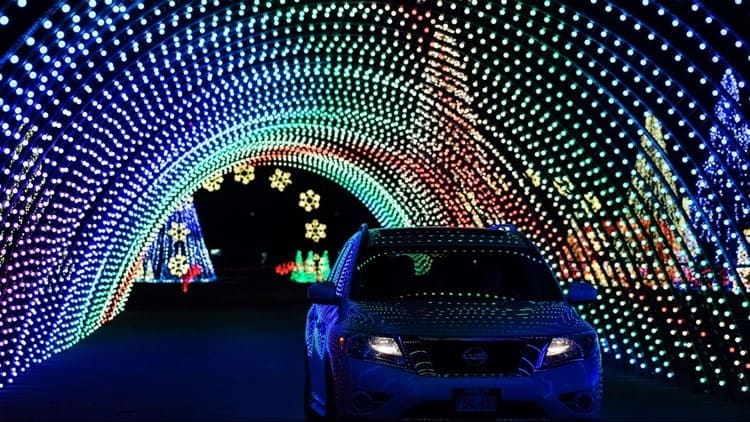 Lights 2023 – Gift of Lights at Texas Motor Speedway is a drive-thru family tradition.