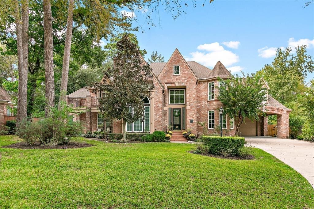5 Meadow Cove Drive is a handsome estate in a super exclusive neighborhood.