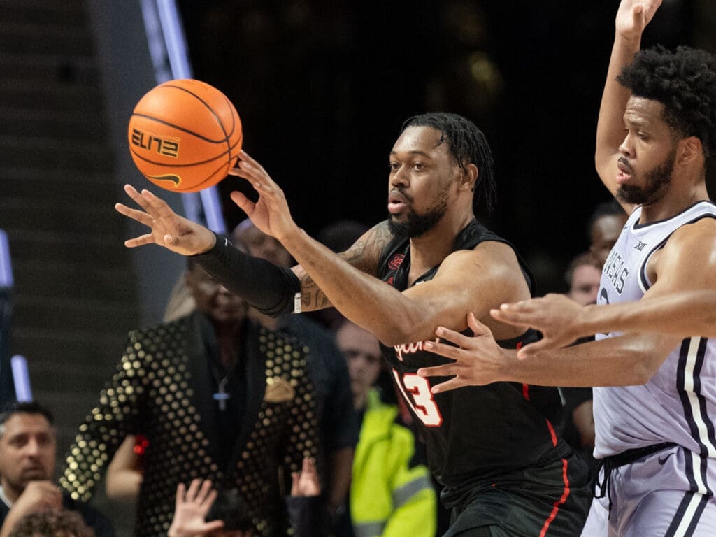 UH power forward J'Wan Roberts is an underrated passer too. (Photo by F. Carter Smith)