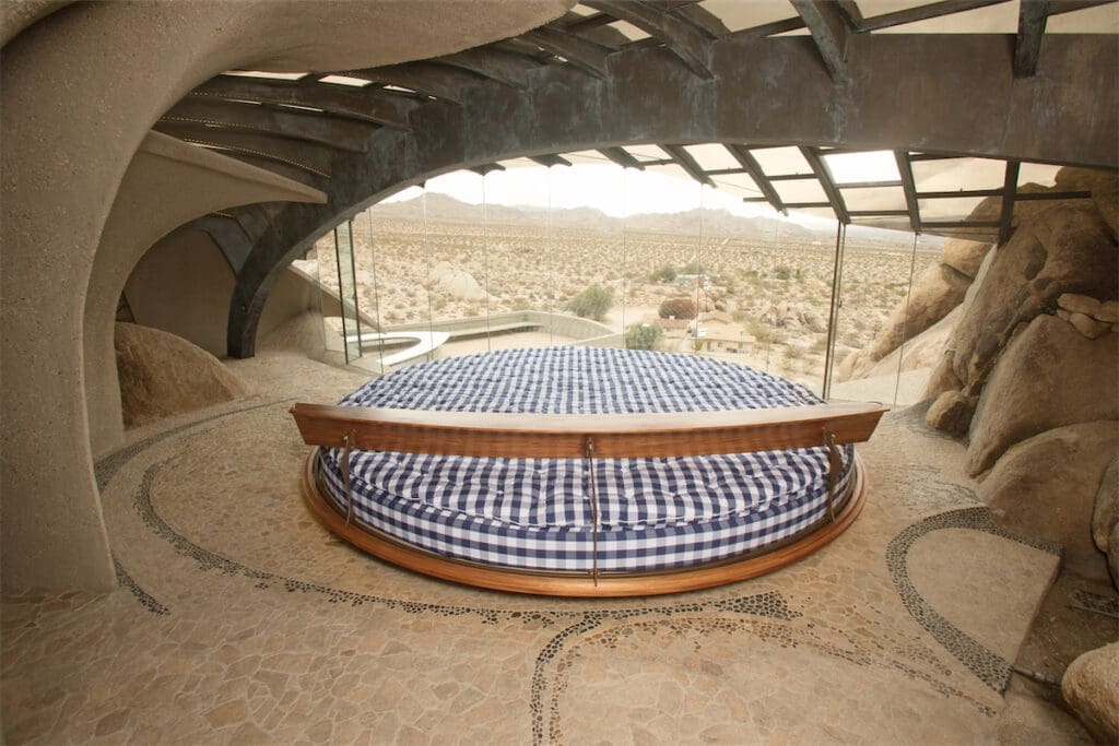 A 2021 Hästens installation at the iconic Doolittle House in Joshua Tree National Park. (courtesy of Hästens)