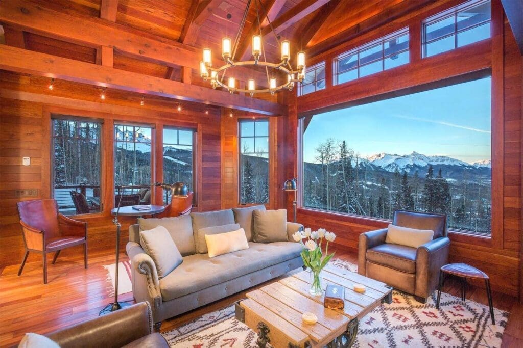Whether you’re looking to be the first one to hit the trails covered in fresh snow or purely enjoy the après-ski life, the Rocky Mountains of Telluride, Colorado are calling your name.
