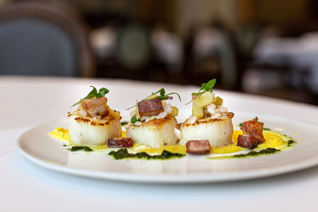 The extensive, à la carte menu changes seasonally and offers everything from classic comfort food to modern takes on European and Asian cuisine.