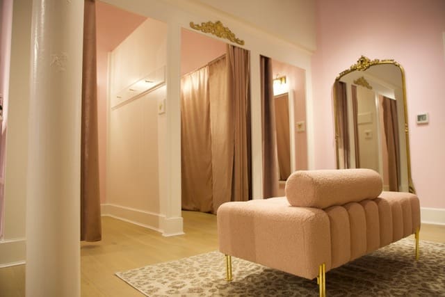 Palm Beach glamor meets contemporary chic within the walls of the feminine sanctuary. 