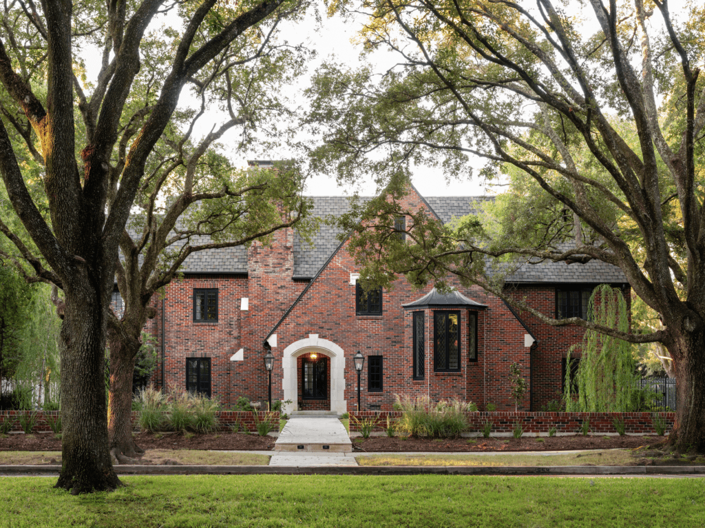 Rivers Barden Architects and Falon Land Studio teamed up to engage on a special property on Boulevard Oaks. (Photography by Leonid Furmansky)