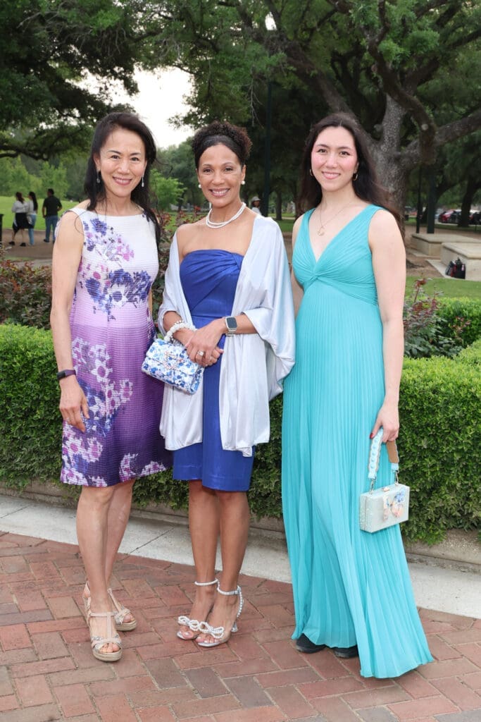 Y. Ping Sun, Paula DesRoches, Mei Leebron at the Hermann Park Conservancy 'Evening in the Park' (Photo by Priscilla Dickson)