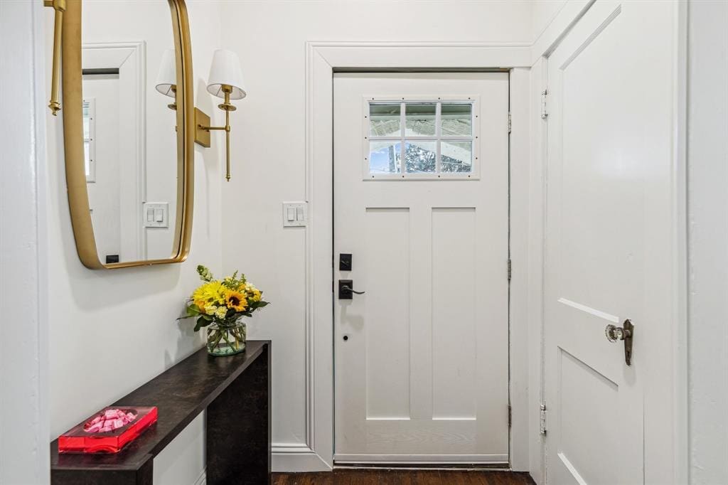 A cheery entry with smoothed white walls. 