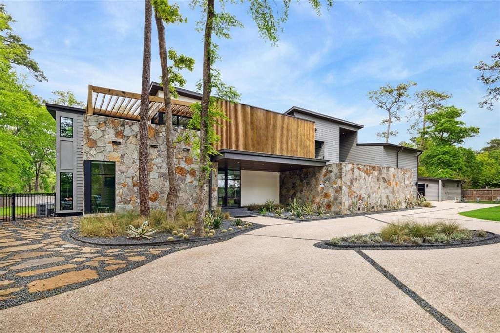2610 S Wildwind Circle is a contemporary mansion in The Woodlands village of Grogan's Mill. It's on the market for just over $3.5 million. (Photo by TK Images)
