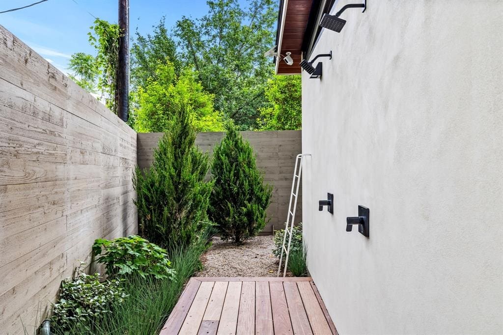 Minimalist outdoor showers still feel private. 
