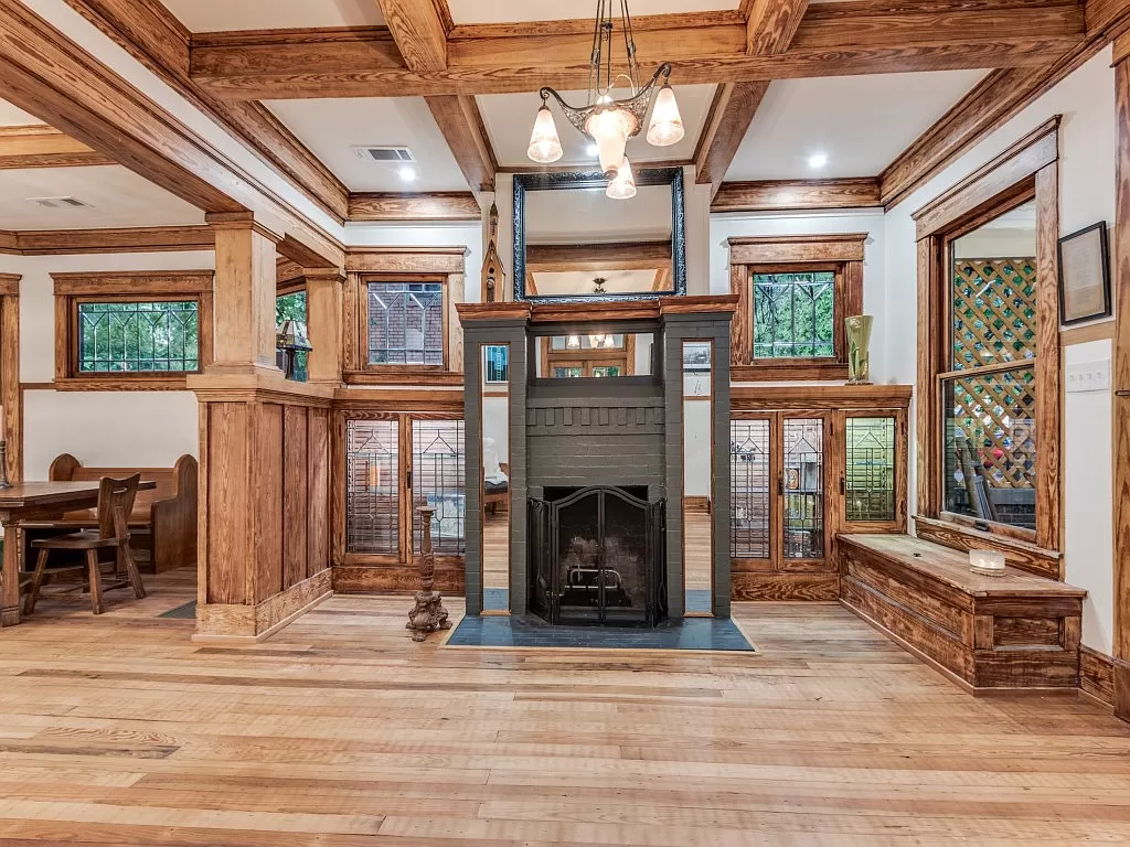 A beautifully preserved Craftsman living room in Dallas.
