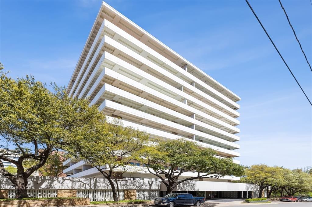 Dallas on the Market: A Slick Condo in Turtle Creek’s Iconic Gold Crest Building