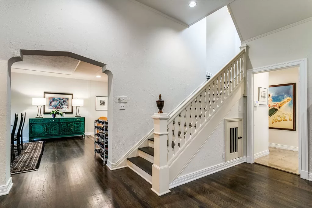 Another view of the entryway.