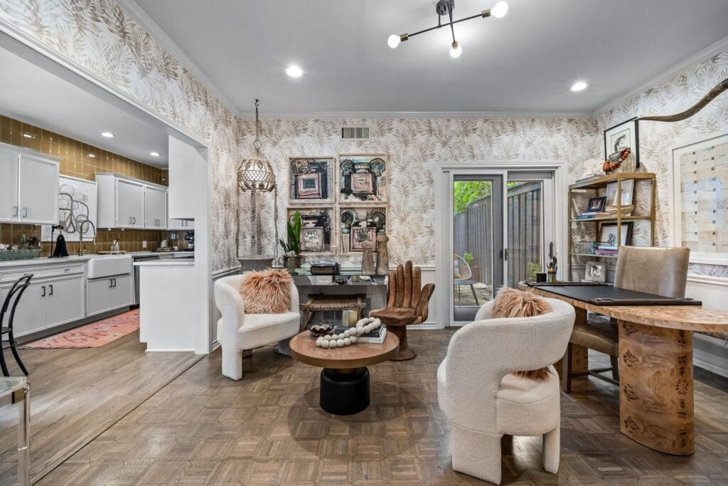 An office area with palm-patterned wallpaper/ 