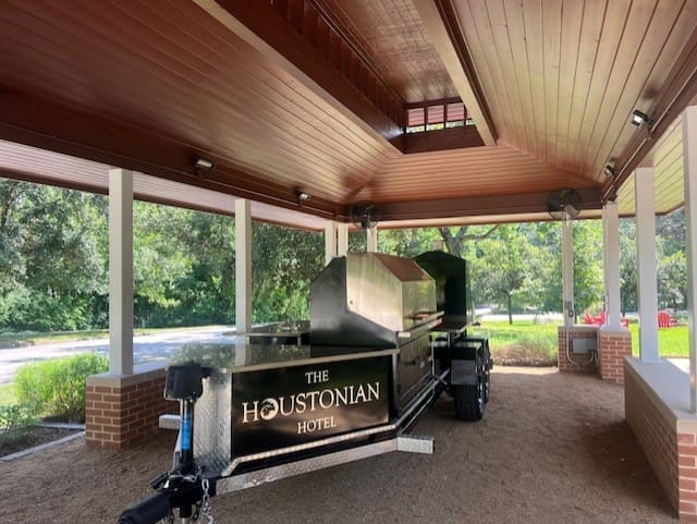 The new Manor House pavilion at 
The Houstonian, home to the Big Sam barbecue extravaganza.  (Photo by Daniel Ortiz)