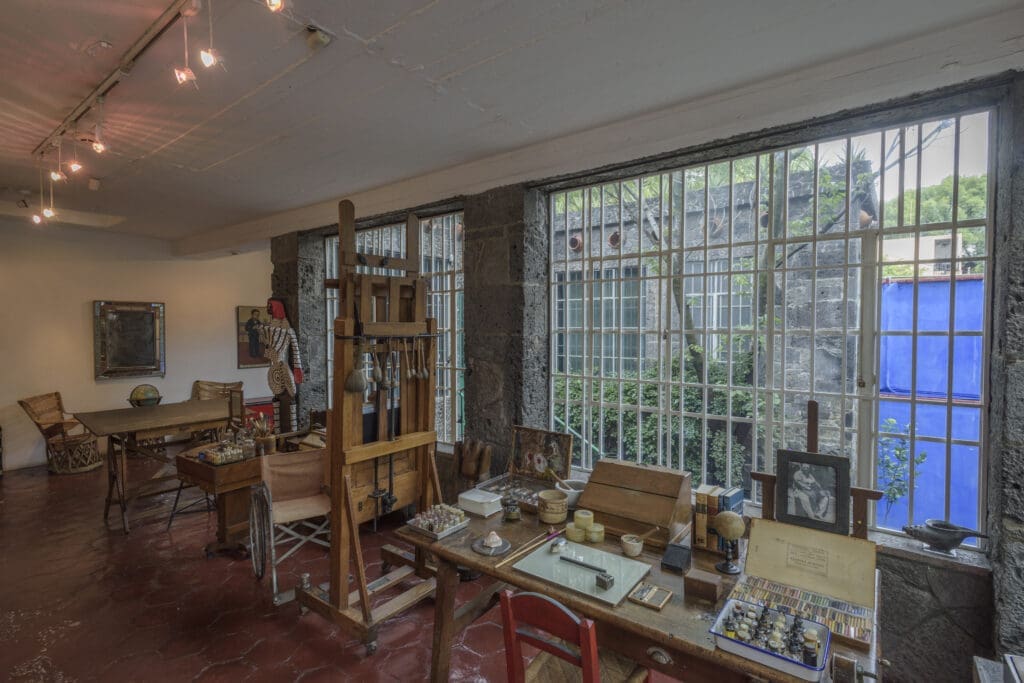 The artist’s studio with an easel gifted by Nelson Rockefeller (Photo by Bob Schalkwijk)
