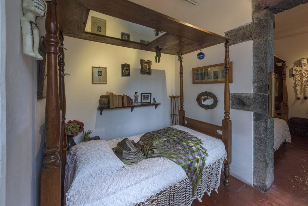 Another version of kahlo's bedroom at Casa Azul (Photo by Bob Schalkwijk)
