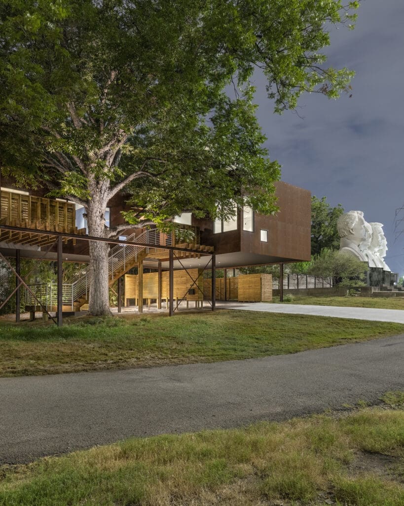 Houston’s Grownup Treehouse — The Truly Unique House In the Air Is Built Around a 200-Year-Old Pecan Tree
