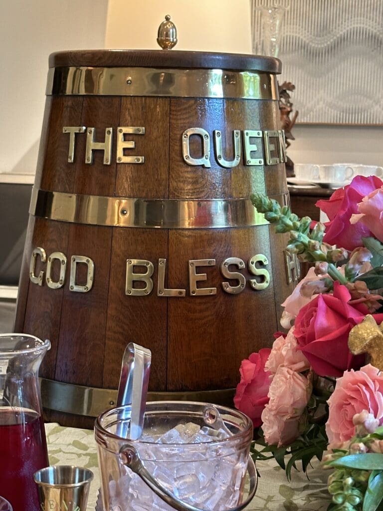A visual salute to Queen Bee Osmia Vodka. 