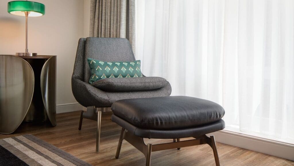 Rooms with peg-leg furnishings provide a cozy ambience to relax.