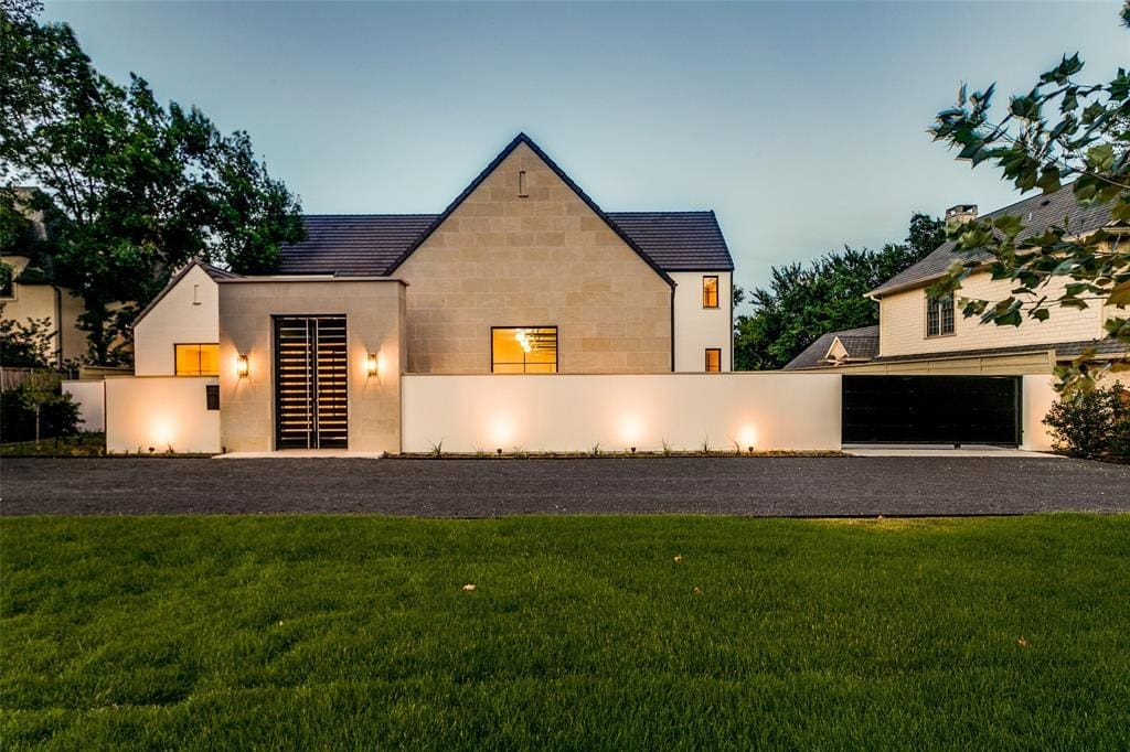 8404 Swananoah Road, designed by Dallas architect David Stocker, just hit the market in Bluffview. 