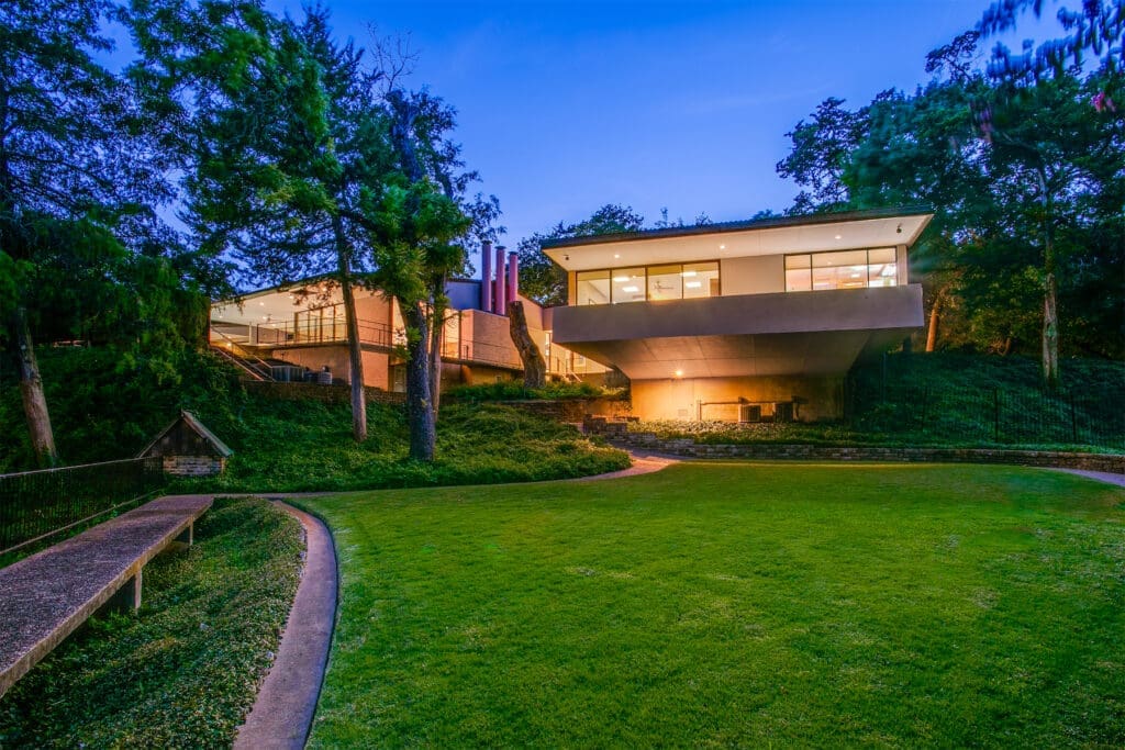 The enduring glamour of "The Hayes House," an architectural feat built by Dallas architects Harold Prinz and LaVere Brooks. 