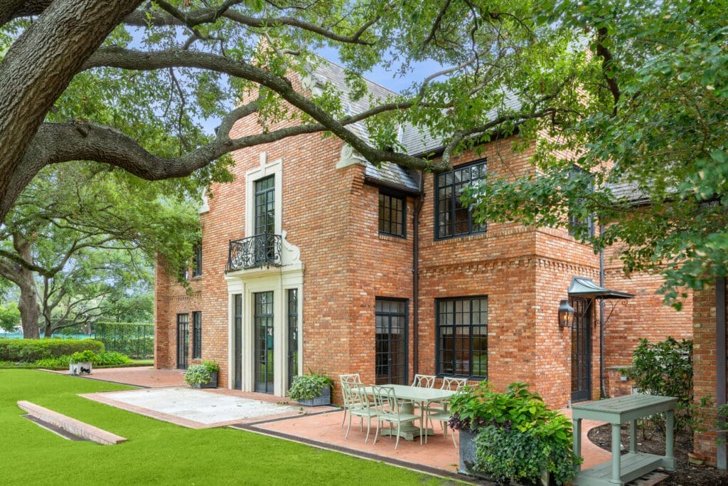 2110 River Oaks Boulevard (Photo by TK Images/Compass)