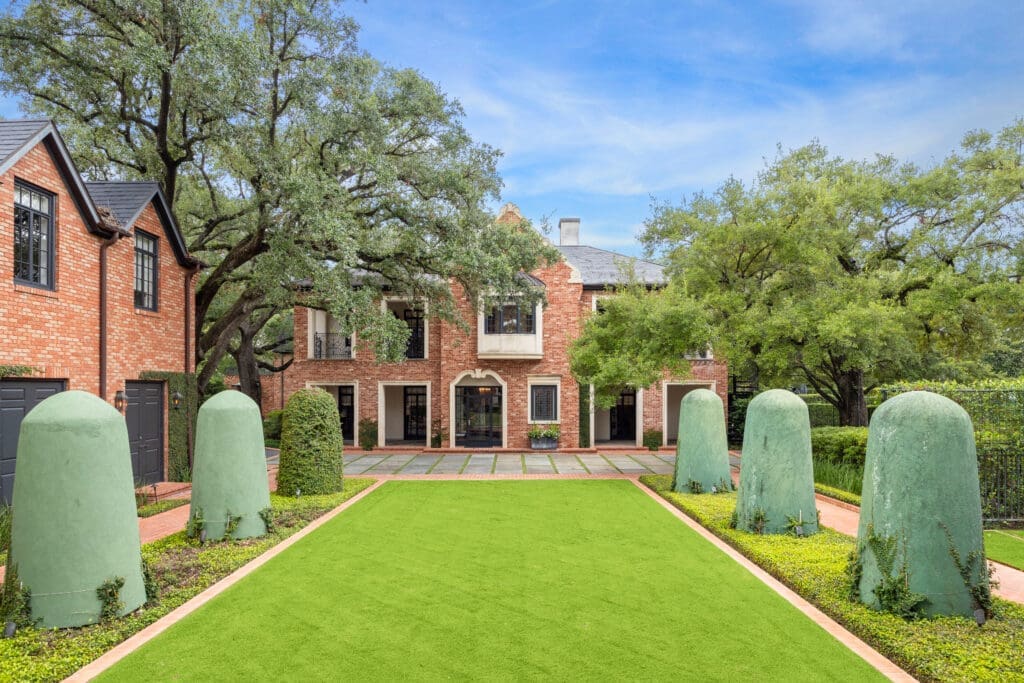 2110 River Oaks Boulevard makes the most of its outdoor spaces. (Photo by TK Images/Compass)