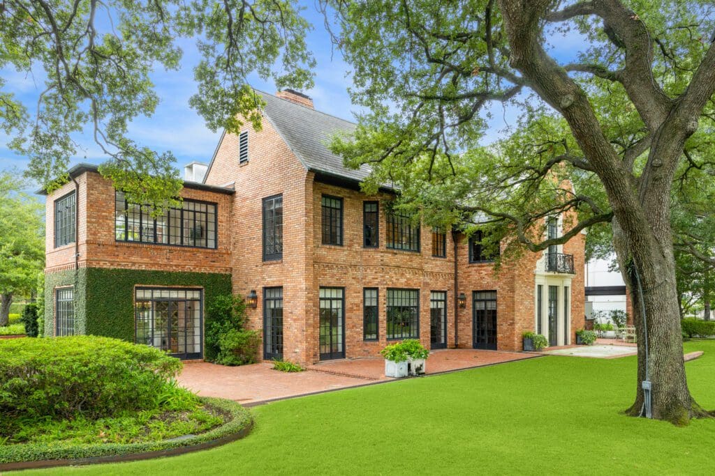 2110 River Oaks Boulevard (Photo by TK Images/Compass)