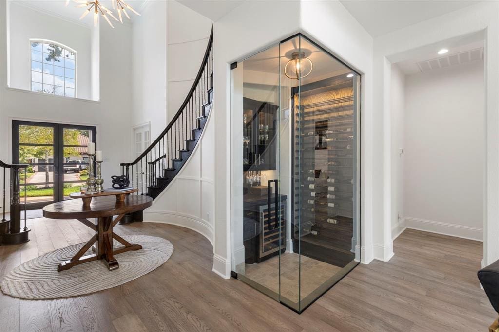 Made for wine lovers, the glass wine room allows you to admire your collection from all angles. 