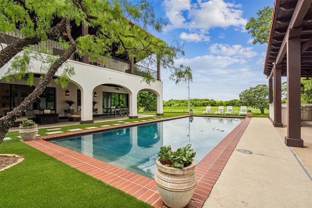 4136 Idlewild Drive boasts Trinity River bluff views. (Photo by Norman & Young - Compass)