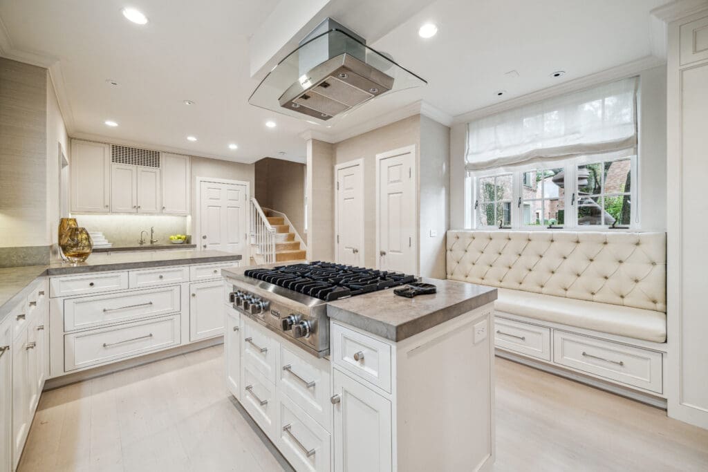 2110 River Oaks Boulevard (Photo by TK Images/Compass)