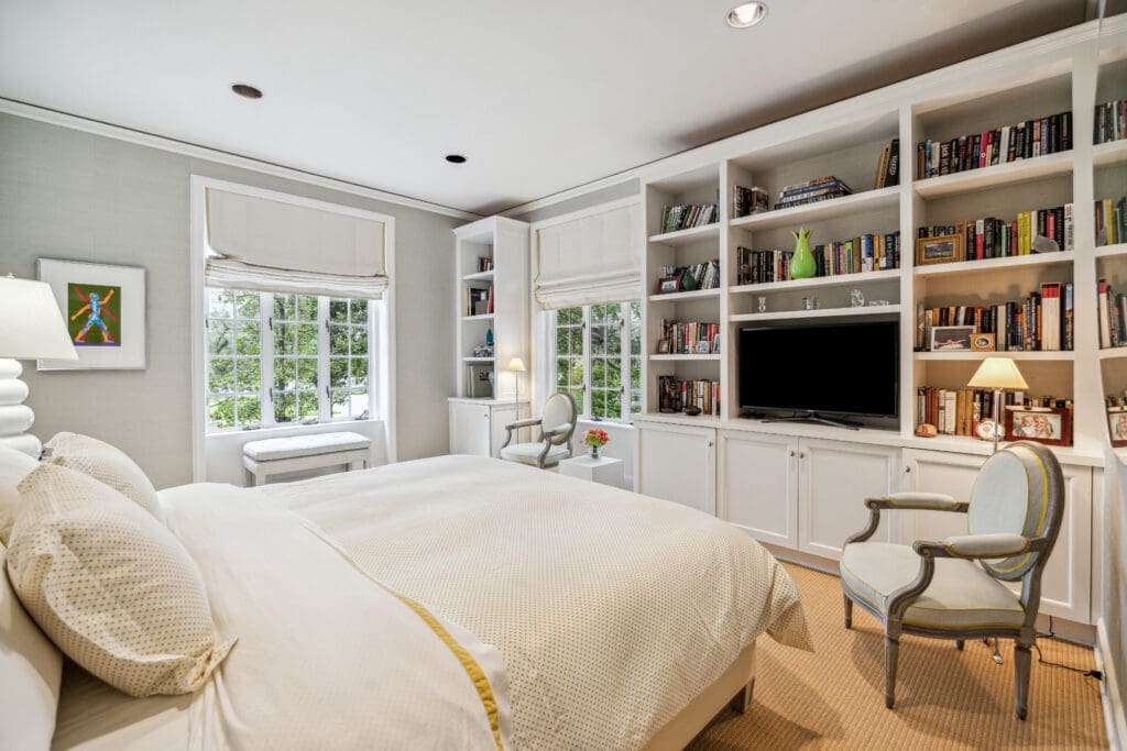 2110 River Oaks Boulevard (Photo by TK Images/Compass)