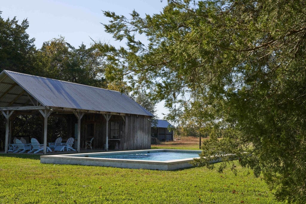 Curtis designed the pool to resemble
a stock tank typically found in South
Texas. (Photography Pär Bengtsson)