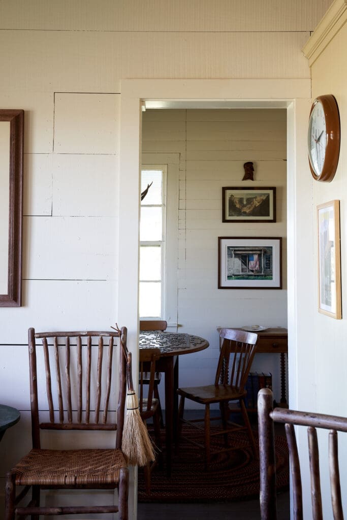 In foreground, vintage hickory chairs. In
background are antique table and chairs made from local pine. Flag painting by Mark Stewart. (Photography Pär Bengtsson)