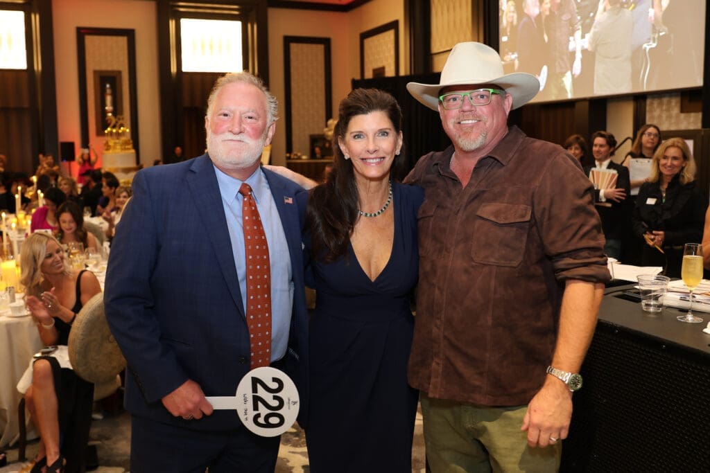 Mike & Christine Wicks singing star Pat Breen at Houston PetSet's 20th anniversary gala. (Photo by Priscilla Dickson)