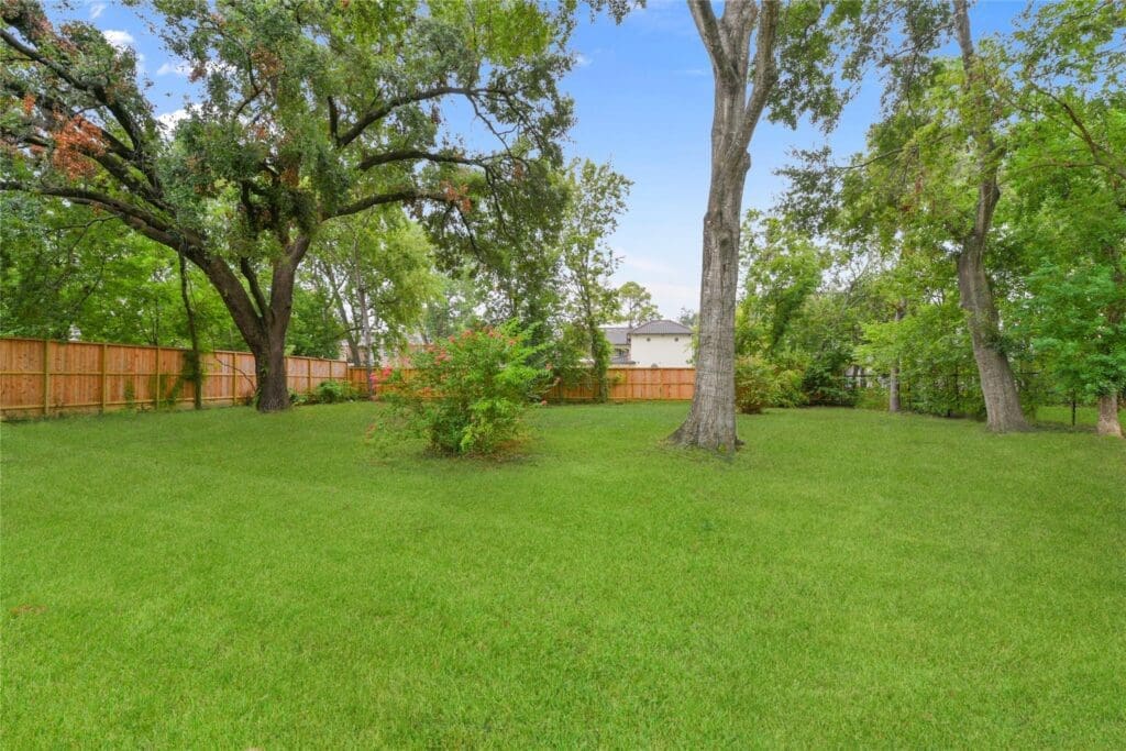The Victor A. Lundy home at 701 Mulberry Lane in Bellaire occupies a mere part of the half-acre plus lot. (Photo by  Pro House Photos for Martha Turner Sotheby’s International Realty)