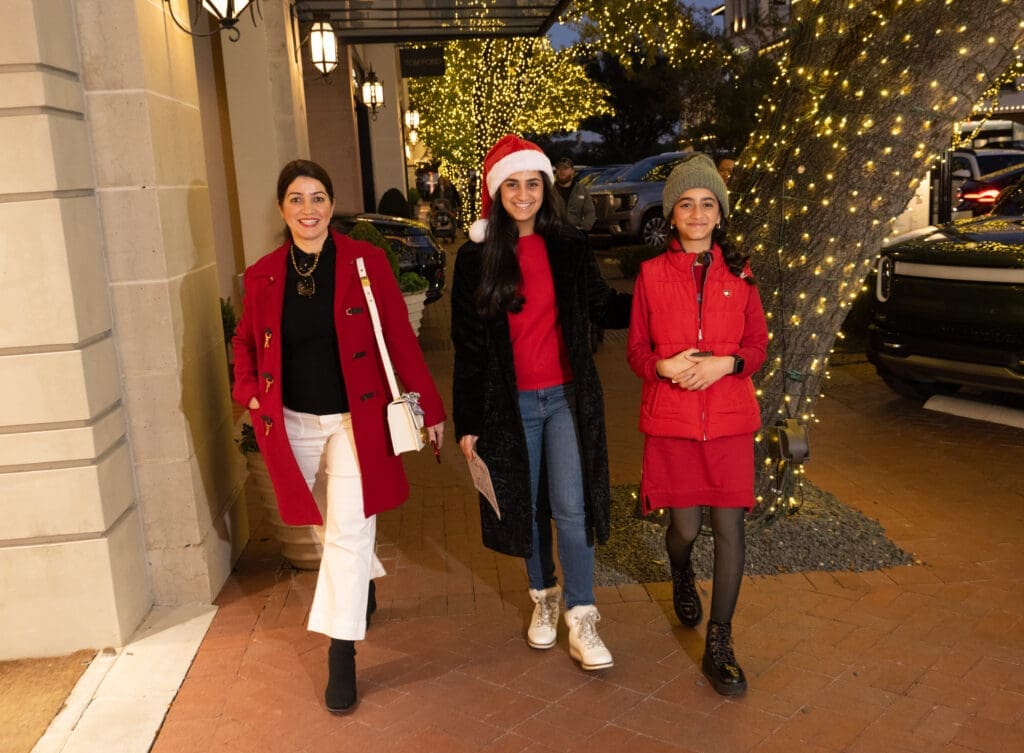 Dhay Almahdy, Layan Alwazzan, Teleen Alwazzan (Photo by George Fiala)
