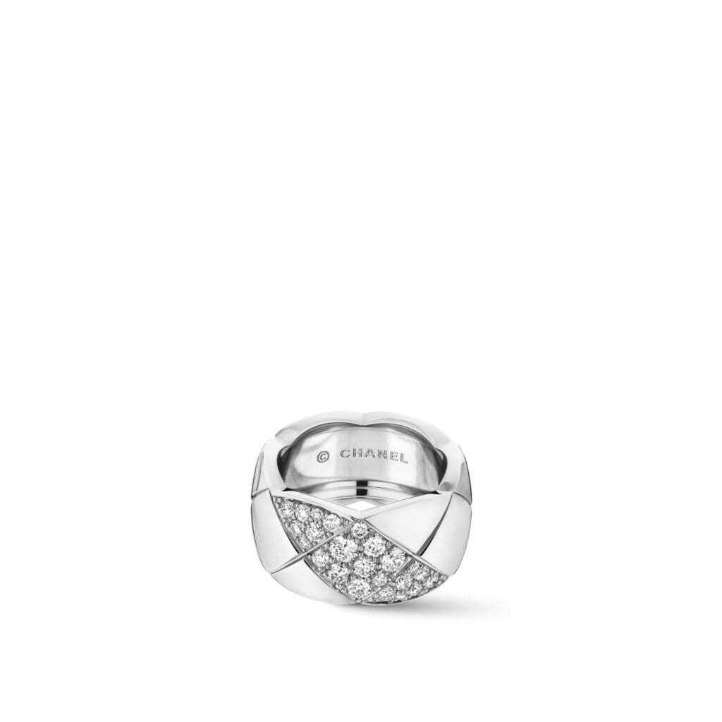 Coco Crush ring, large version, quilted motif, in 18K white gold and diamonds.