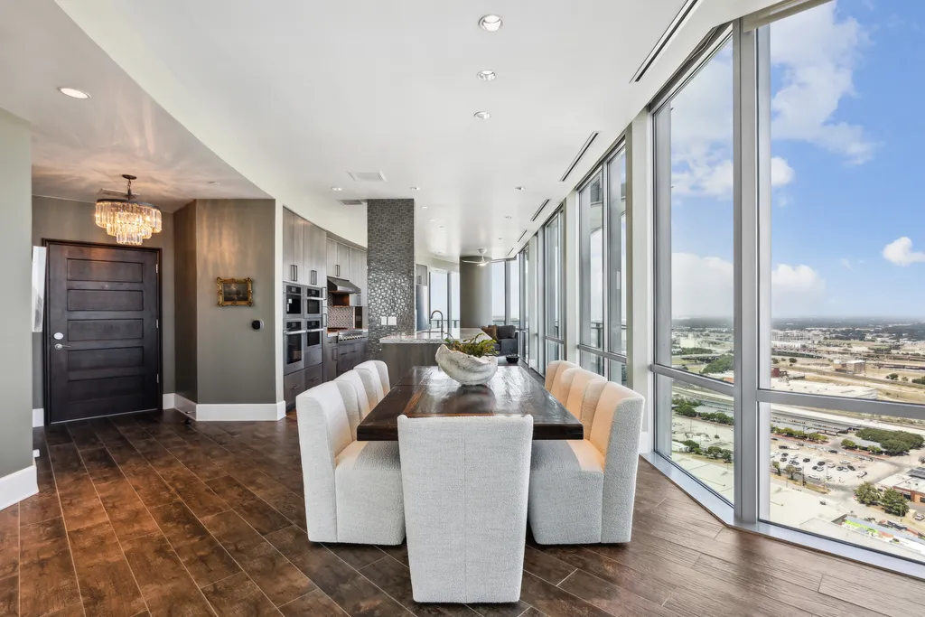 The 25th floor at the  Omni Residences offers breathtaking views. (Courtesy)