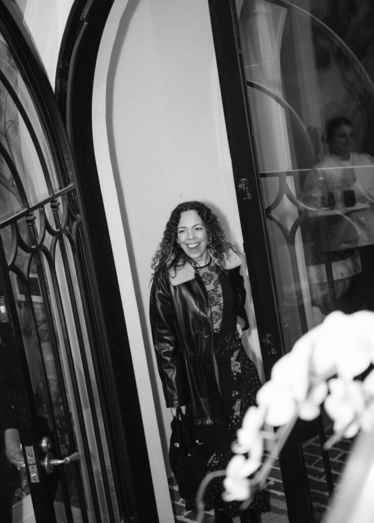Joanna Williams arrives. (Photo by A Sea of Love)