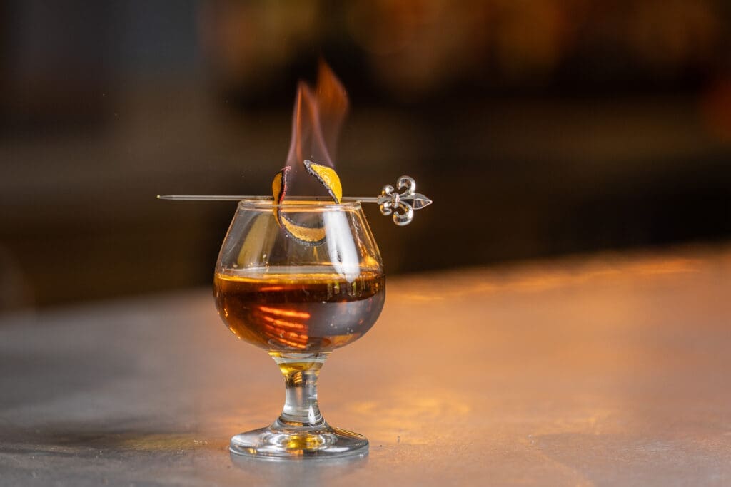 Iconic Houston Restaurant Channels Paris With Its New Gas Lamp Drinks — Brennan’s Courtyard Bar Makes It Fancy
