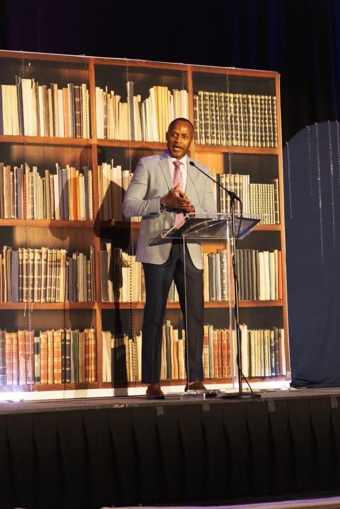 Artis Brown served as emcee during Jack and Jill’s 2025 Pink and Blue gala at The Woodlands Resort. (Photo by 209 Photo Booth)