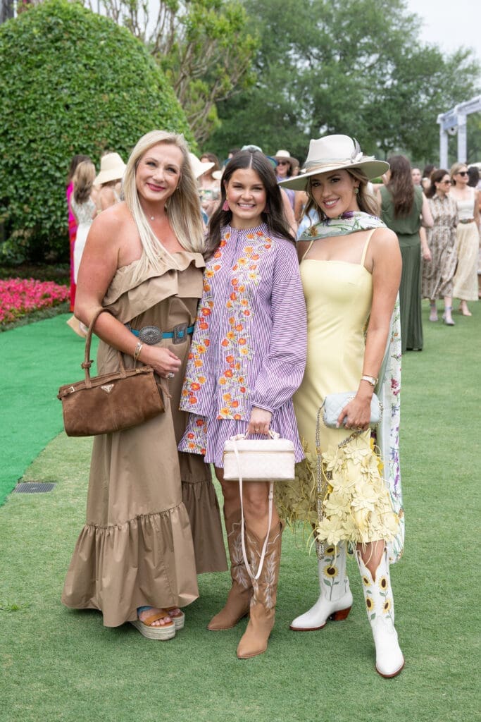 Sarah Morris, Courtney McKinney, Stephanie Wilcox at the US Men's Clay Court Championship at River Oaks Country Club (Photo by Wilson Parish)