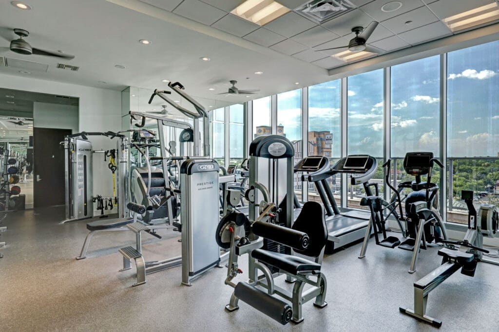 Beyond the views, residents utilize the building's comprehensive amenities, including the infinity-edge swimming pool, virtual golf simulator, and private park.