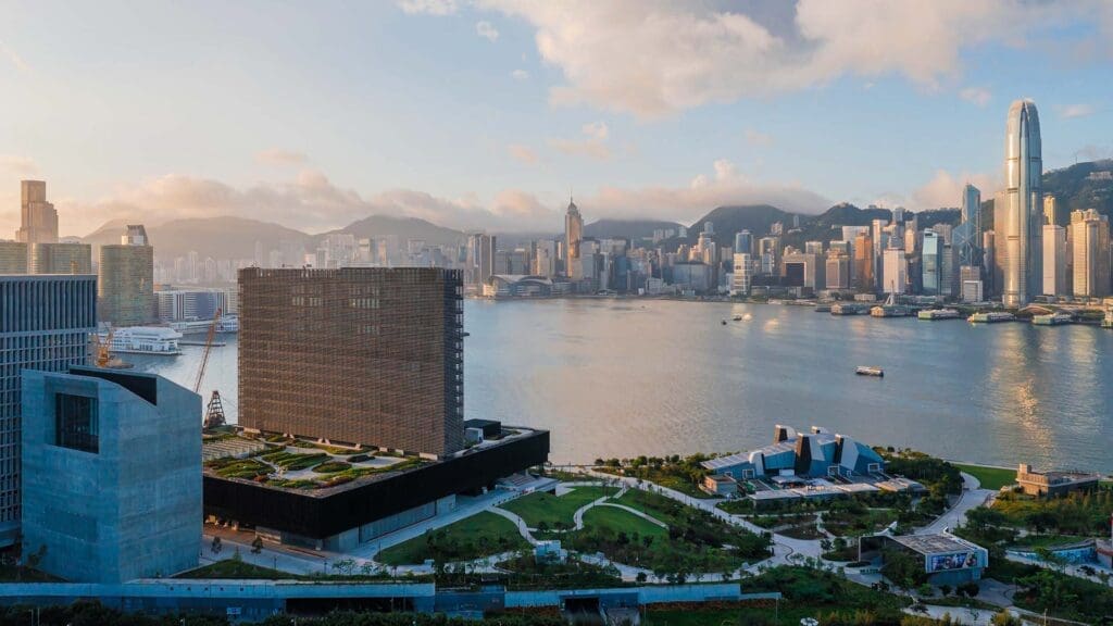 Hong Kong For First Timers — A Guide To the Best Restaurants, Hotels, Shopping, Attractions and Flights