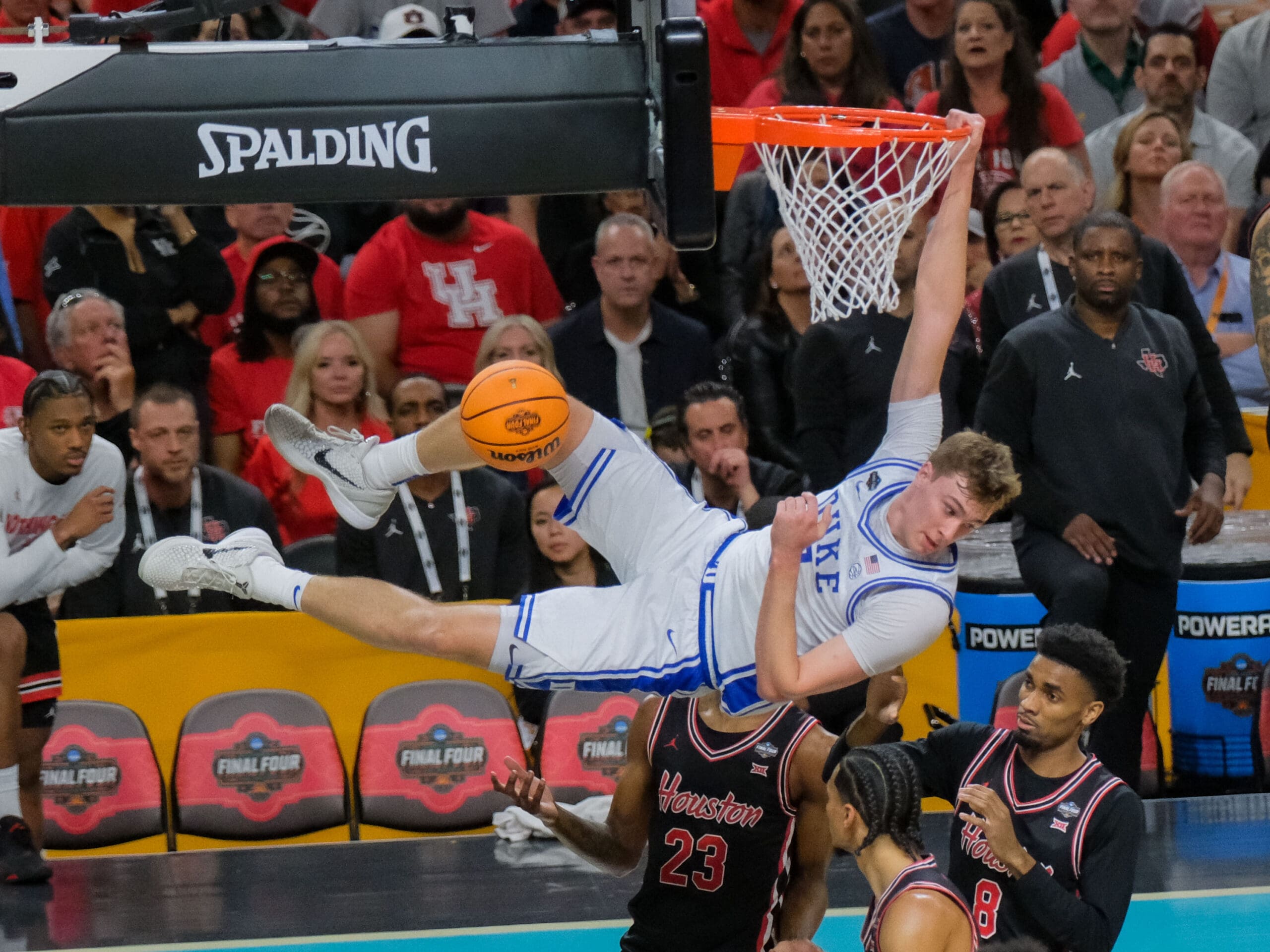 University of Houston Cougars men’s basketball team opened their 2021-2022 season with an overtime victory over the HofstraPride, complete with the presentation of a banner commemorating their trip to last season’s Final Four, Tuesday night at the Fer