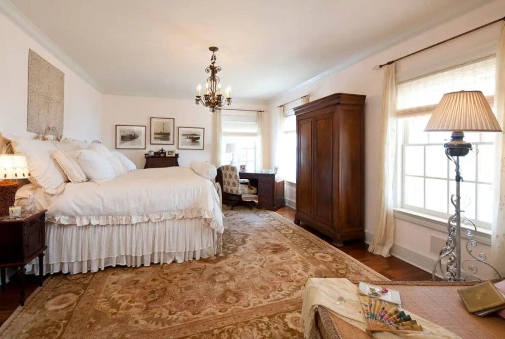 A bedroom at Mount Vernon (Photo by Allie Beth Allman & Associates)