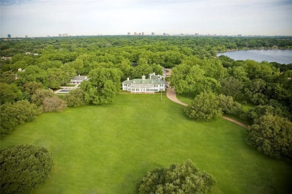 Mount Vernon sits on 10 acres overlooking White Rock Lake. (Photo by Allie Beth Allman & Associates)