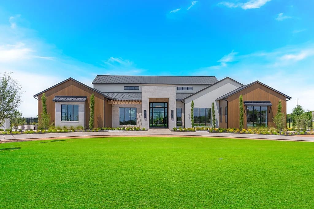 Inside a $5.75 Million Fort Worth Estate With a Spacious Pool, Private Pickleball Court, and More Resort-Style Perks