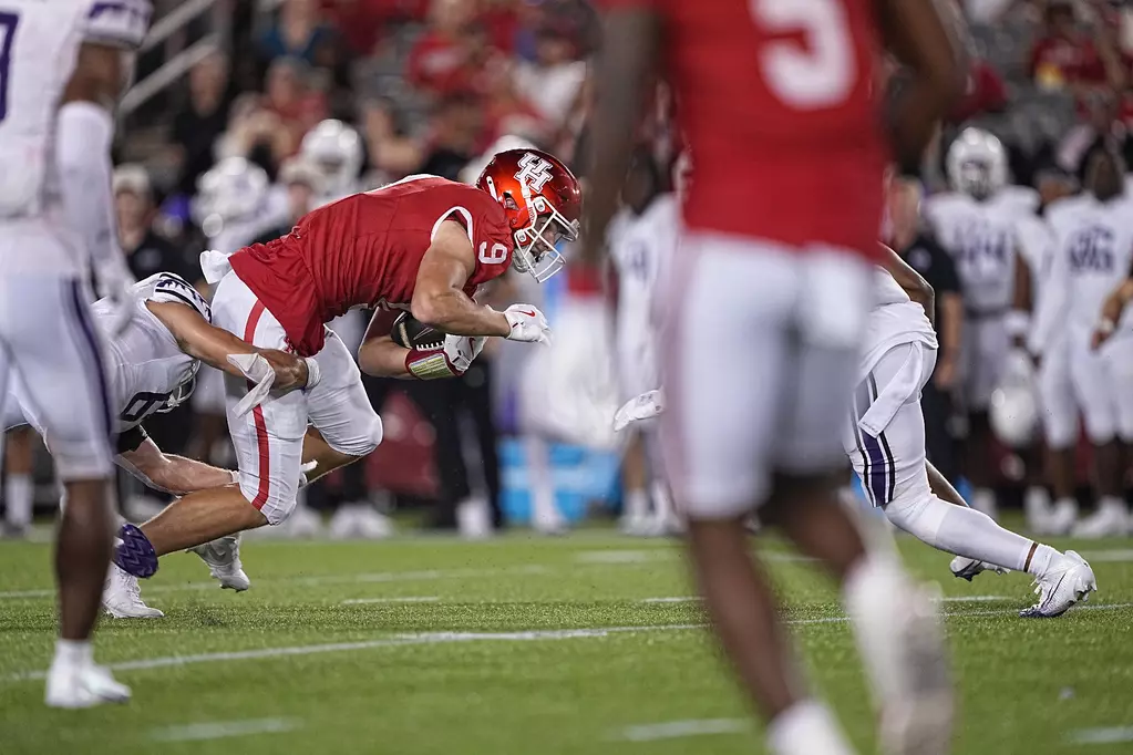 University of Houston tight end Tanner Koziol more than lived up to the hyoe, showing his reach. (Photo by Jordan Burgess/ courtesy Houston Athletics).